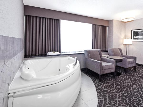 Best Western Plus Siding 29 Lodge : photo 9 de la chambre suite lit king-size avec baignoire spa