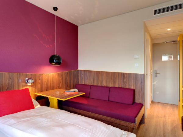 MEININGER Hotel Frankfurt Main / Airport : photo 3 de la chambre chambre triple