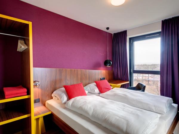 MEININGER Hotel Frankfurt Main / Airport : photo 2 de la chambre chambre lits jumeaux