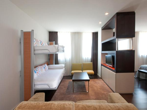 Hotel Barcelona Condal Mar Affiliated by Meliá : photo 4 de la chambre chambre familiale (2 adultes et 2 enfants)