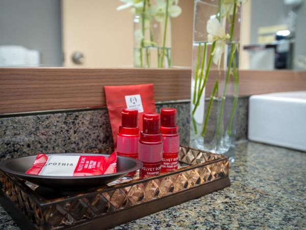 Best Western Premier Chateau Granville Hotel & Suites & Conference Centre : photo 4 de la chambre chambre supérieure lit king-size avec balcon - non-fumeurs