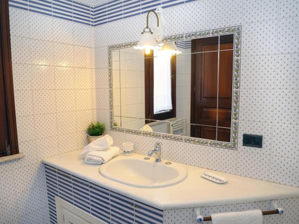 Villa Alba Mondello : photo 2 de la chambre chambre double avec salle de bains privative