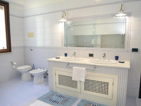 Villa Alba Mondello : photo 4 de la chambre chambre triple avec salle de bains privative