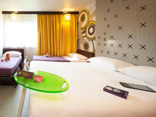 ibis Styles Besançon : photo 1 de la chambre suite standard avec 1 lit double et 2 lits simples
