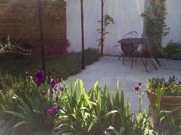 Mas Le Pont des Aubes : photo 5 de la chambre appartement - vue sur jardin