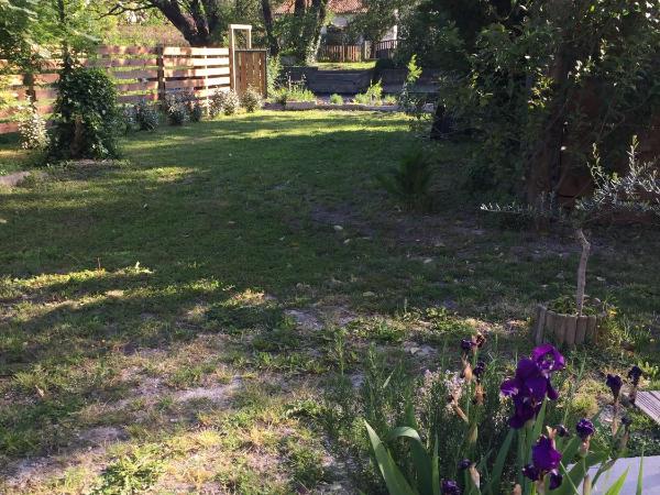 Mas Le Pont des Aubes : photo 3 de la chambre appartement - vue sur jardin