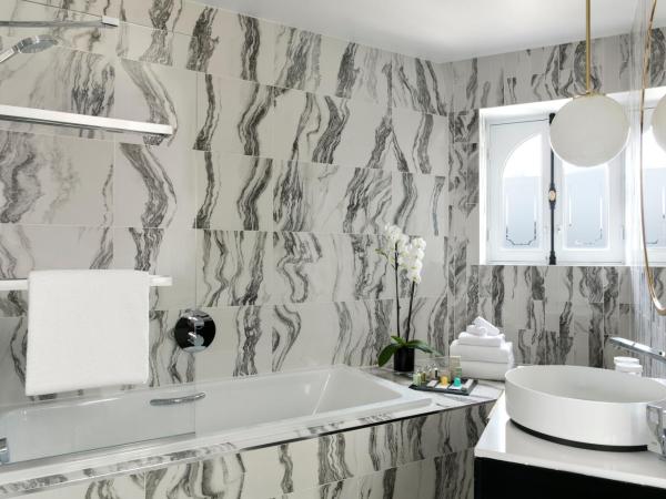 La Clef Champs-Élysées Paris by The Crest Collection : photo 7 de la chambre duplex toits de paris