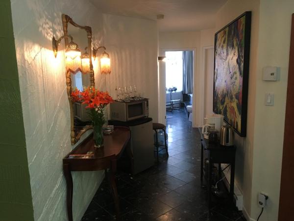 Gite (B&B) du Vieux-Port : photo 4 de la chambre chambre lit king-size avec salle de bains commune avec une autre chambre