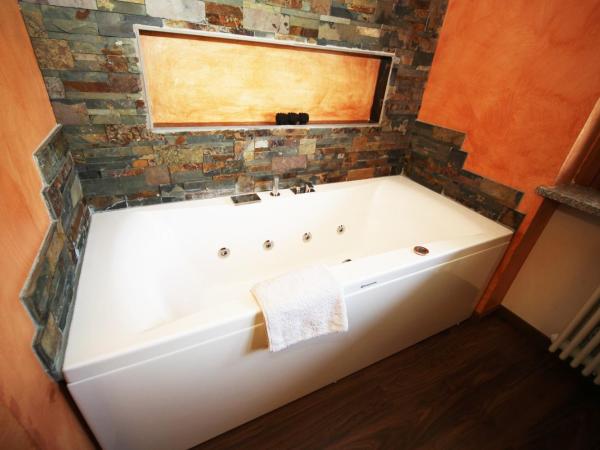 Sunshine-bnb : photo 3 de la chambre chambre double avec baignoire spa