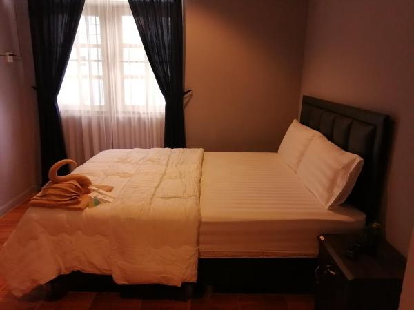 airport house : photo 7 de la chambre chambre double avec salle de bains privative
