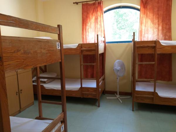 HI Faro - Pousada de Juventude : photo 3 de la chambre lits superposés dans dortoir femmes de 8 lits