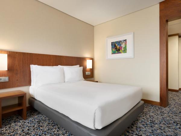 Ramada by Wyndham Lisbon : photo 3 de la chambre hébergement lit double - non-fumeurs - vue sur ville