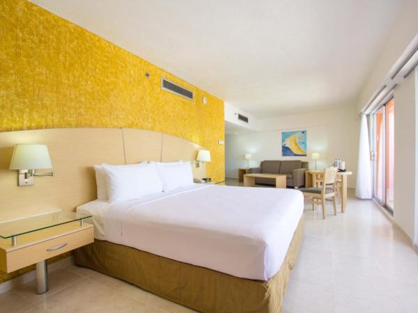 HS HOTSSON Hotel Acapulco : photo 4 de la chambre suite junior avec un lit king-size