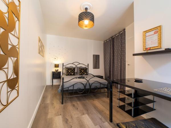 Le Félix Grat - LAVALOC : photo 6 de la chambre chambre double avec salle de bains privative extérieure