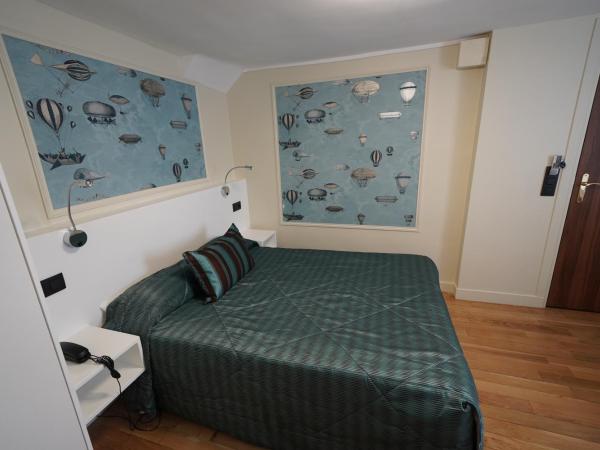 Hotel Montpensier : photo 7 de la chambre chambre simple avec salle de bains privative
