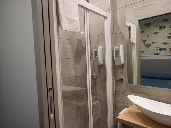 Hotel Montpensier : photo 4 de la chambre chambre simple avec salle de bains privative