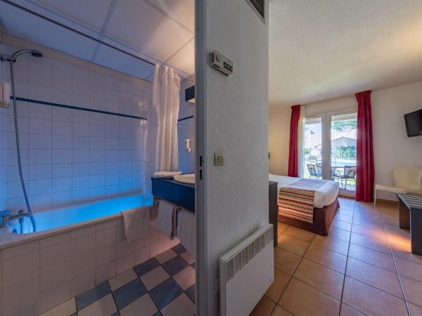 Noemys Aigues-Mortes - Hotel avec piscine : photo 4 de la chambre chambre double ou lits jumeaux avec terrasse