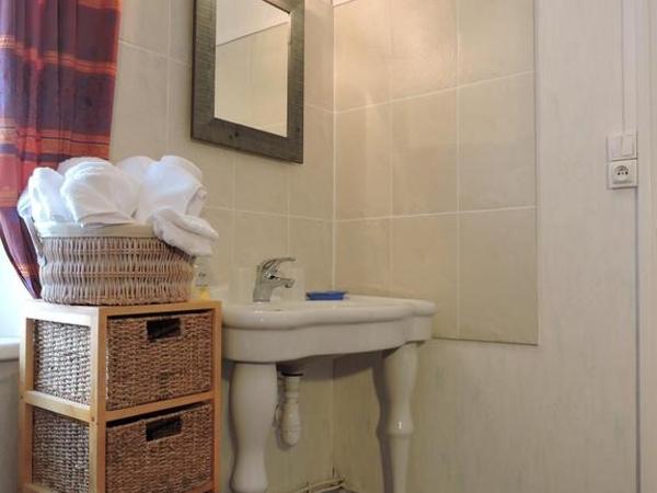 Domaine Saint-Louis : photo 6 de la chambre chambre triple avec douche