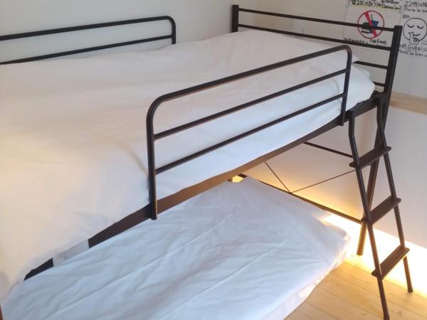 駐車場無料 Nagoya Hostel The Three Smiles Free Car Park : photo 3 de la chambre chambre triple avec salle de bains commune