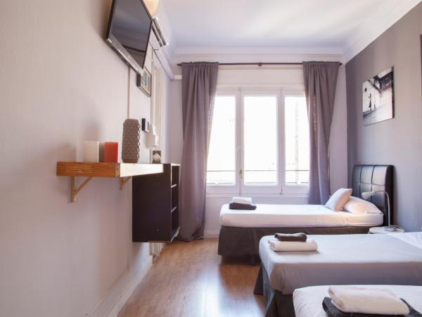 Wow Hostel Barcelona : photo 4 de la chambre chambre triple avec 3 lits simples et salle de bains privative