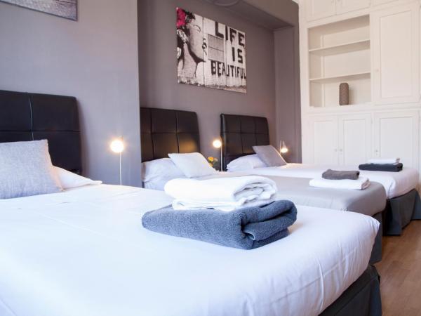 Wow Hostel Barcelona : photo 3 de la chambre chambre triple avec 3 lits simples et salle de bains privative