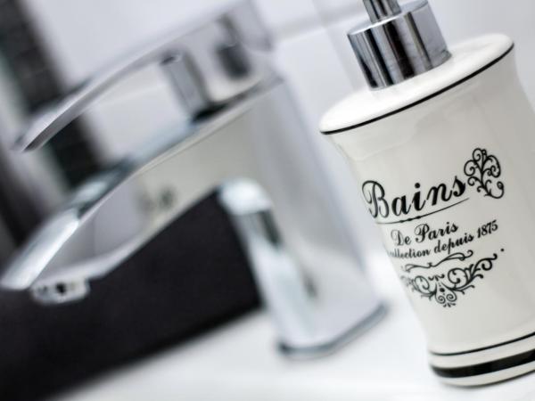 ClickTheFlat Hoża Street Apart Rooms : photo 10 de la chambre chambre double avec salle de bains commune