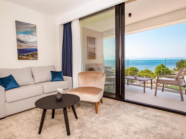 Luxury Hotel Riva : photo 5 de la chambre chambre double ou lits jumeaux deluxe avec balcon - vue latérale sur mer