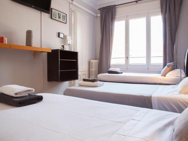 Wow Hostel Barcelona : photo 2 de la chambre chambre triple avec 3 lits simples et salle de bains privative