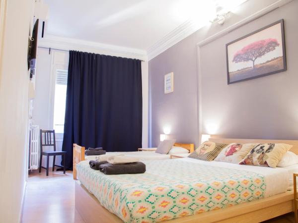 Wow Hostel Barcelona : photo 6 de la chambre chambre triple avec salle de bains privative