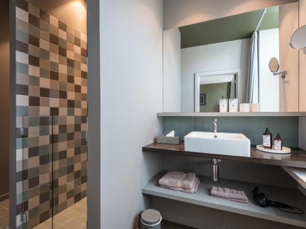 Zakske13 - Design Boutique B&B in Bruges city centre : photo 7 de la chambre chambre lit king-size - vue sur jardin