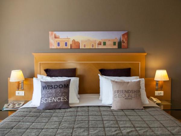 Plaka Hotel : photo 3 de la chambre chambre double ou lits jumeaux de luxe - vue sur acropole 