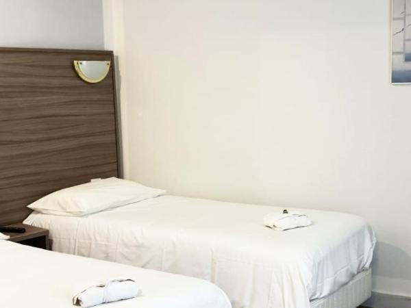 Panam Hotel PARIS GAMBETTA- Place Gambetta-Mairie du 20 emme : photo 1 de la chambre chambre lits jumeaux