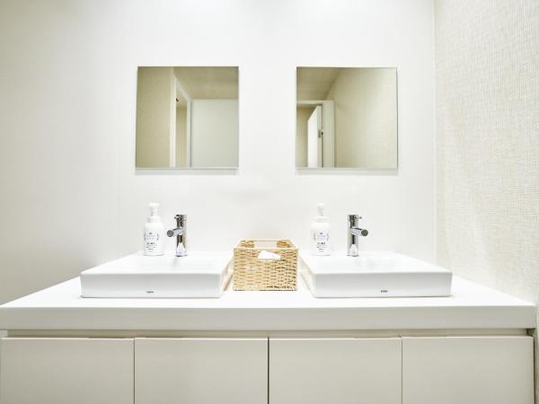 &AND HOSTEL HOMMACHI EAST : photo 5 de la chambre chambre double avec salle de bains commune