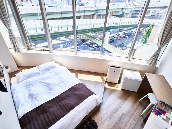 &AND HOSTEL HOMMACHI EAST : photo 2 de la chambre chambre double avec salle de bains commune