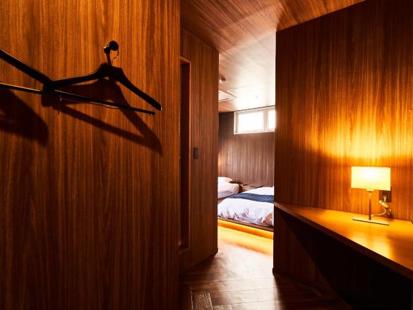 &AND HOSTEL HOMMACHI EAST : photo 5 de la chambre chambre lits jumeaux avec salle de bains privative