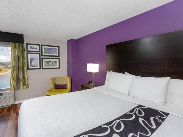 La Quinta by Wyndham Orlando Universal area : photo 3 de la chambre chambre lit king-size