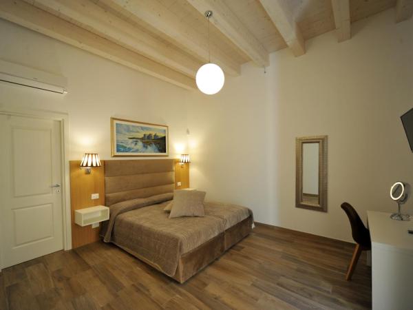 B&B Palazzo San Michele : photo 6 de la chambre chambre double ou lits jumeaux supérieure avec vue sur ville