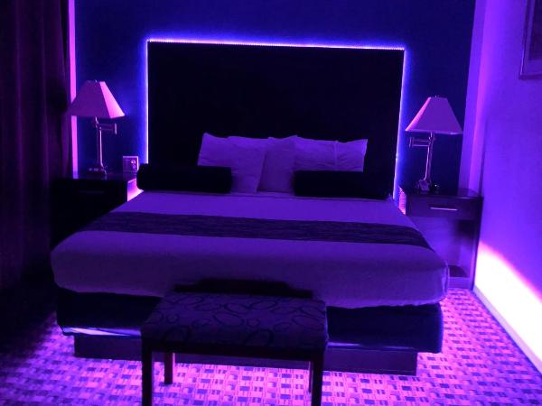 Budget Inn & Suites : photo 2 de la chambre suite lit king-size avec baignoire spa