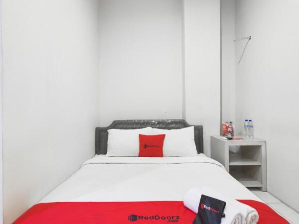 RedDoorz at Siwalankerto Surabaya : photo 1 de la chambre chambre double