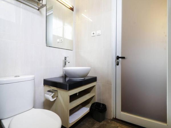 Pejaten Valley Residence : photo 1 de la chambre chambre lit king-size