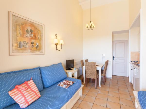 Résidence Pierre & Vacances Les Restanques du Golfe de Saint-Tropez : photo 5 de la chambre studio with sleeping alcove and terrace or balcony (4 people) - sea view