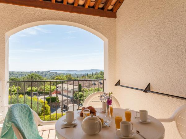 Résidence Pierre & Vacances Les Restanques du Golfe de Saint-Tropez : photo 2 de la chambre studio with sleeping alcove and terrace or balcony (4 people) - sea view