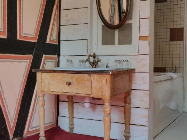 Chambres touristiques La Cour Des Hôtes : photo 4 de la chambre chambre triple avec baignoire