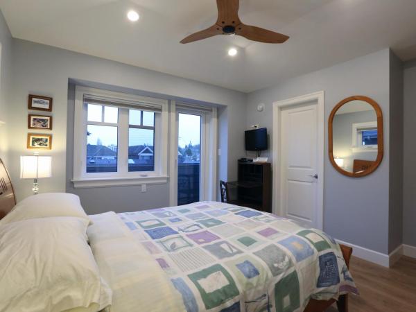 Vancouver Traveller B&B : photo 1 de la chambre chambre lit queen-size avec balcon