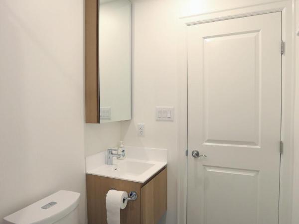 Vancouver Traveller B&B : photo 4 de la chambre chambre lit queen-size avec balcon