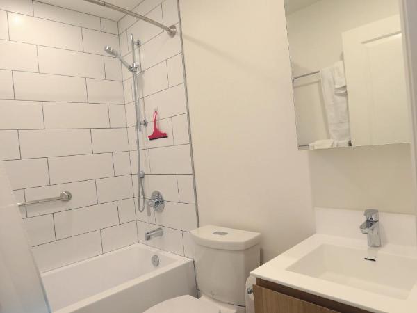 Vancouver Traveller B&B : photo 5 de la chambre chambre lit queen-size avec balcon