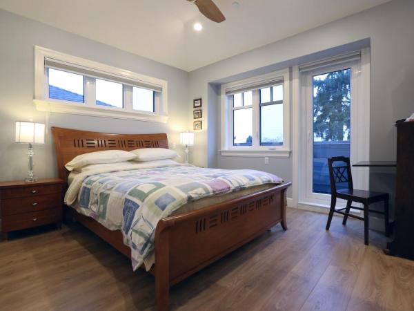 Vancouver Traveller B&B : photo 3 de la chambre chambre lit queen-size avec balcon