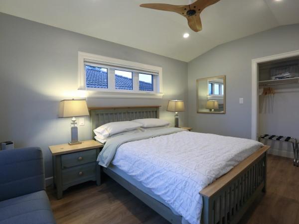 Vancouver Traveller B&B : photo 4 de la chambre chambre lit queen-size - vue sur jardin