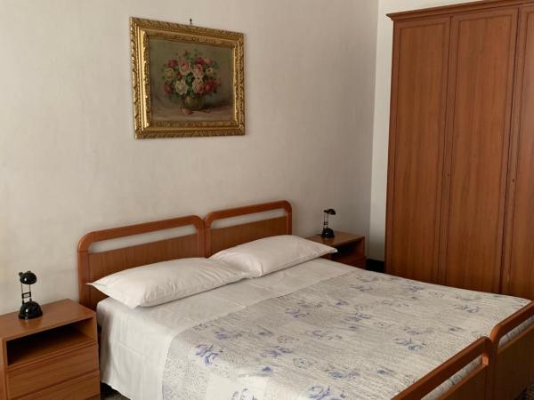 HOTEL ELENA : photo 8 de la chambre chambre double avec salle de bains privative