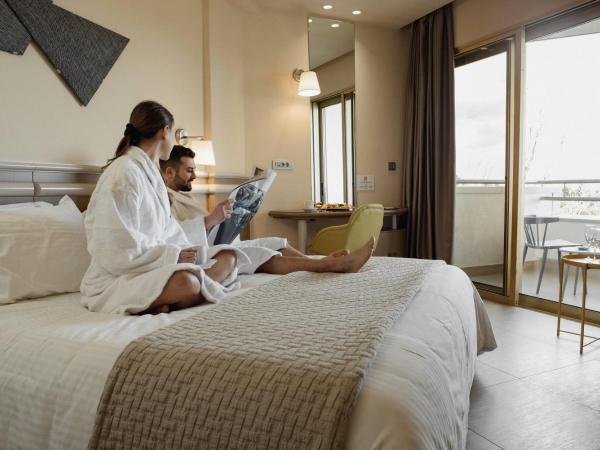 Emmantina Hotel : photo 2 de la chambre chambre double ou lits jumeaux supérieure avec vue latérale sur la mer